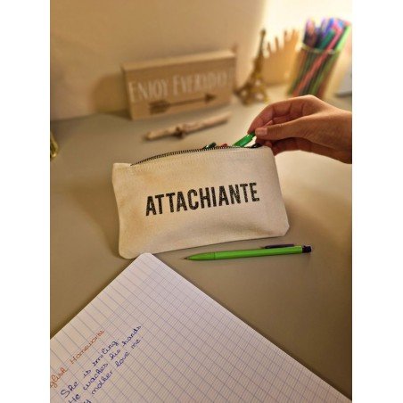 Trousse beige en coton avec flocage "Attachiante" à paillettes vert kaki - création artisanale Gc Créations