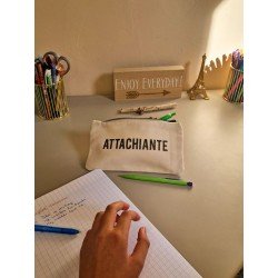Accessoire féminin et pétillant, la trousse "Attachiante" beige allie humour et élégance naturelle Accessoire féminin et pétillant, la trousse "Attachiante" beige allie humour et élégance naturelle