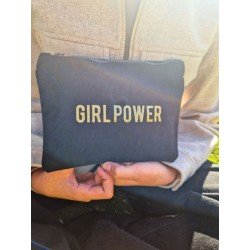 Accessoire féminin et inspirant, la pochette "Girl Power" mêle élégance et affirmation. Accessoire féminin et inspirant, la pochette "Girl Power" mêle élégance et affirmation.