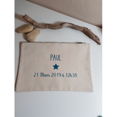 Cadeau naissance: pochette personnalisée pour transporter les couches et le nécessaire de change.